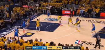 积极性十足！亚历山大跳投不中 卡鲁索飞身补篮添上2分